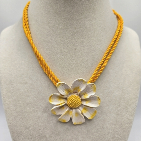 NEW VINTAGE Lisner 3D Daisy Flower Pendant Twisted Cord Choker Necklace - Picture 1 of 8